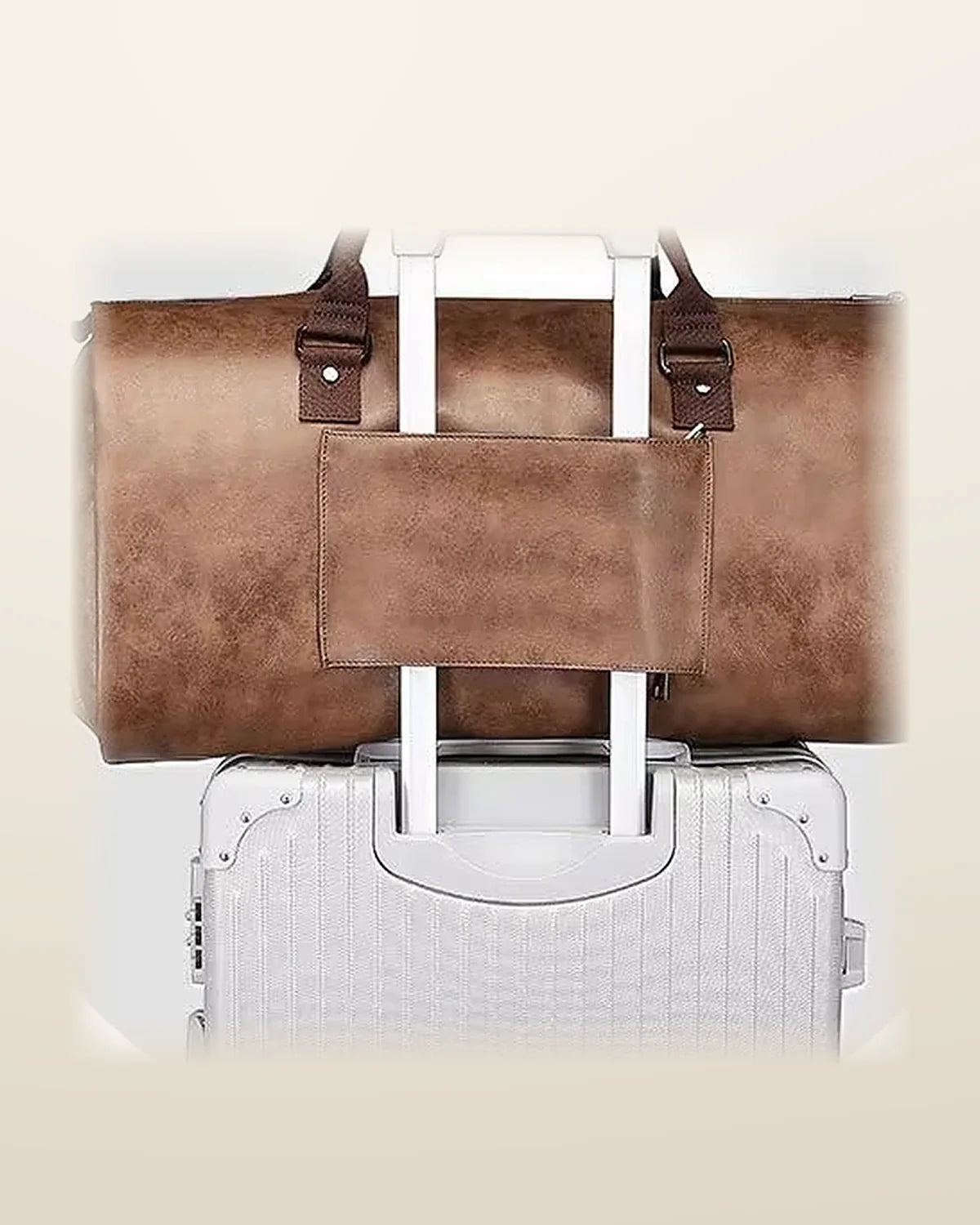 Passant arrière fixé à la poignée d’une valise